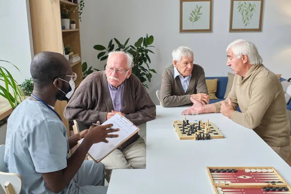 Läkare pratar med äldre människor — Stockfoto