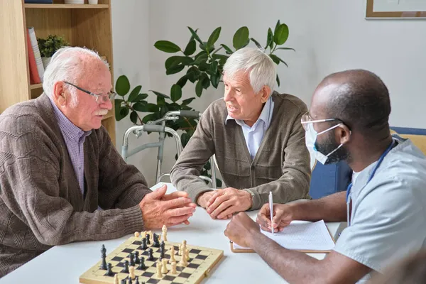 Старші чоловіки розмовляють з лікарем — стокове фото