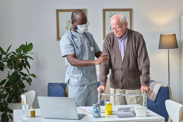 Старший чоловік відвідує лікаря — стокове фото