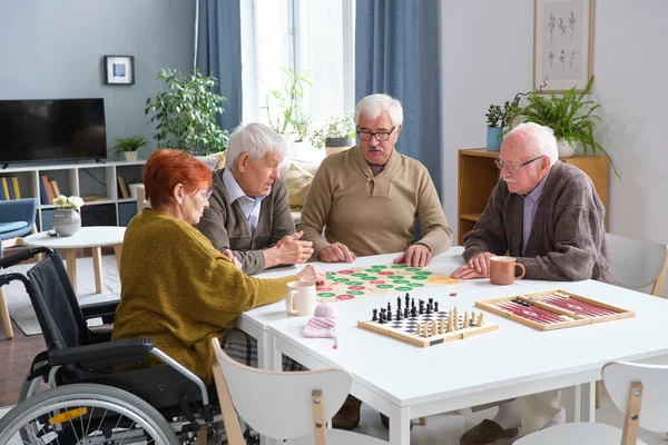 Pessoas idosas jogando jogos de tabuleiro — Fotografia de Stock