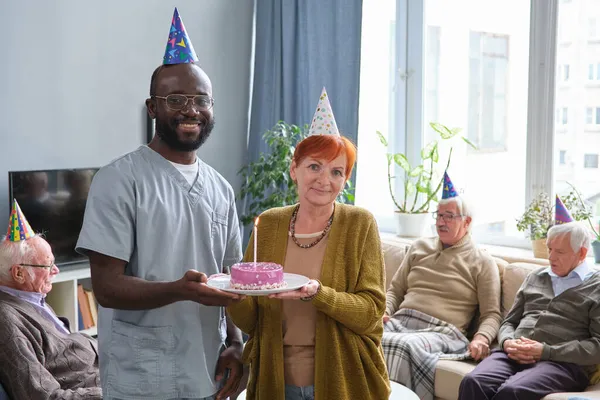 Arzt gratuliert Frau zum Geburtstag — Stockfoto