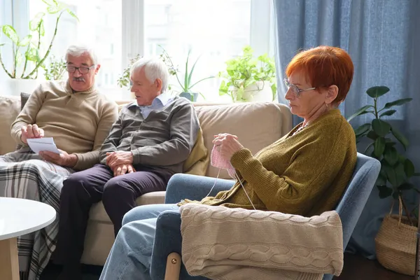 Люди пожилого возраста отдыхают в комнате — стоковое фото