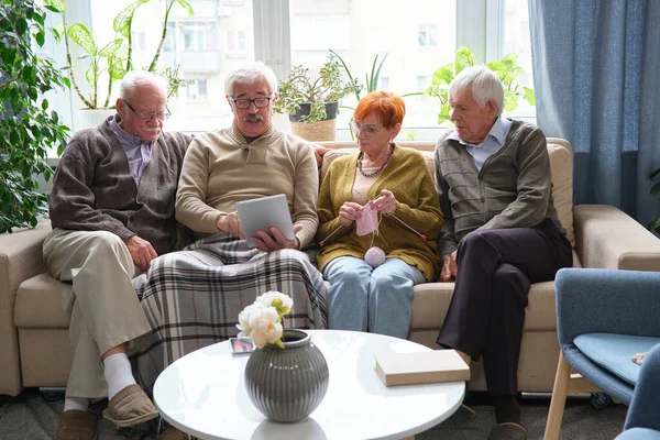 Senior personer som använder surfplatta på soffan — Stockfoto