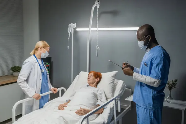 Läkare som lär sig om patientens hälsa — Stockfoto