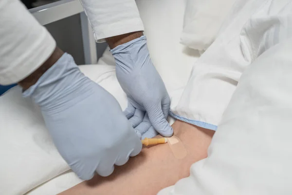 Анестезиолог помещает анестезию в руку пациента — стоковое фото
