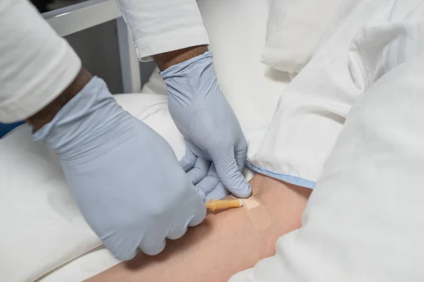 Anesthesiologist putting anesthesia in the arm of a patient — Stock Photo, Image