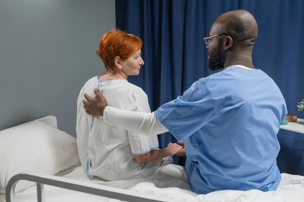 Doutor falando com paciente na enfermaria — Fotografia de Stock