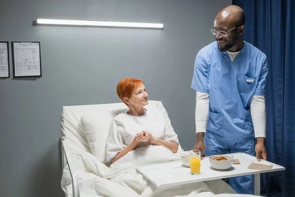 Een vrouw die ontbijt in het ziekenhuis — Stockfoto