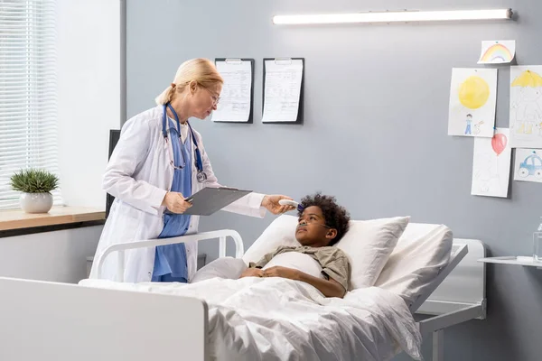 Doktor léčí malého pacienta v nemocnici — Stock fotografie