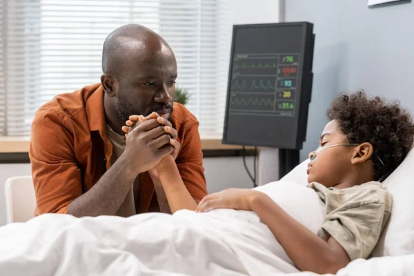 Triste pai se preocupando com seu filho doente — Fotografia de Stock