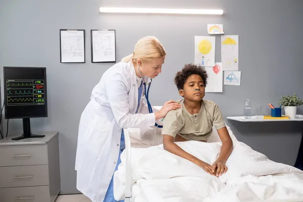 Médico examinando menino no hospital — Fotografia de Stock