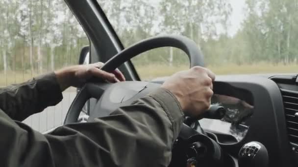 Close Motorista Ônibus Masculino Irreconhecível Mãos Dadas Volante Durante Passeio — Vídeo de Stock