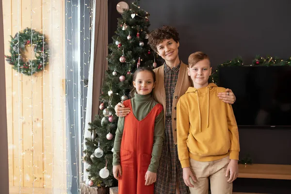 Mulher com dois filhos — Fotografia de Stock