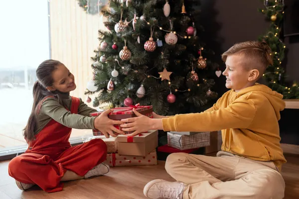 Dando preajuste de Navidad a la hermana —  Fotos de Stock