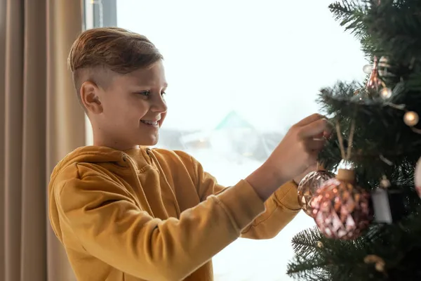 Happy Boy in afwachting van nieuwjaar — Stockfoto