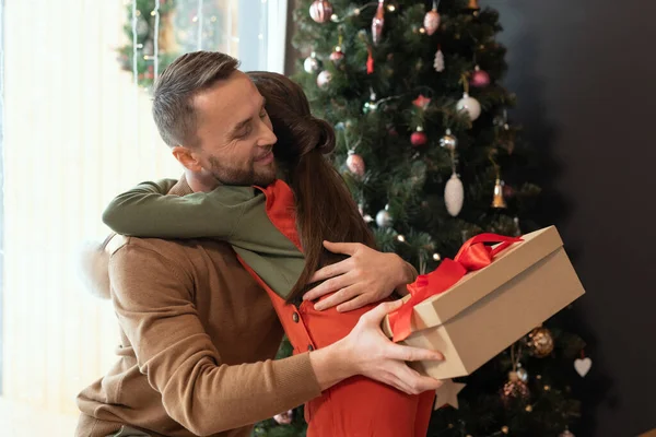Kärleksfull far önskar dotter God Jul — Stockfoto