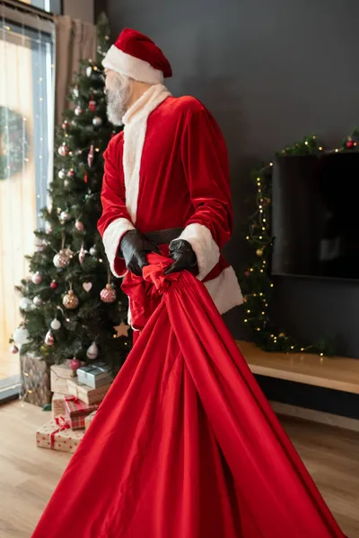 Papá Noel llevando regalos de Navidad al árbol — Foto de Stock