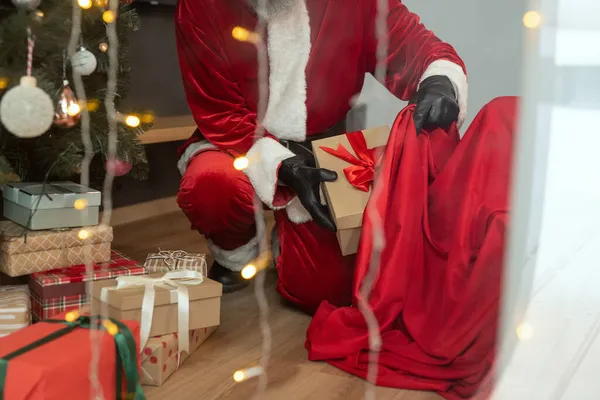 Cajas de regalo irreconocibles para ladrones de Santa —  Fotos de Stock