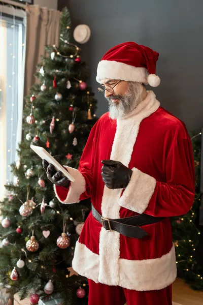 Grave Babbo Natale Checking Email On Tablet — Foto Stock