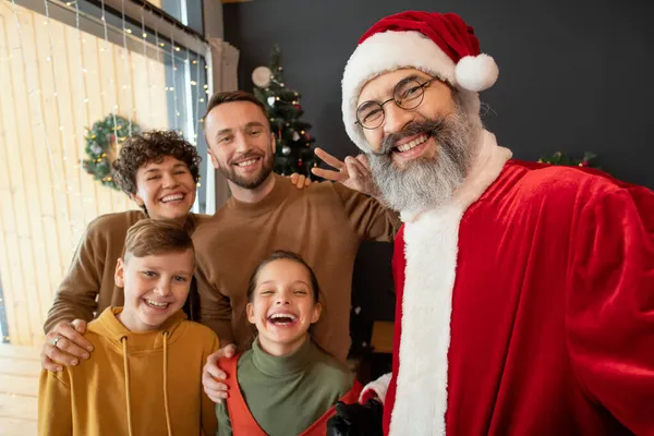 Selfie van de kerstman met familie — Stockfoto