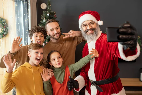 Santa Claus Photographing With Family — Stock Photo, Image