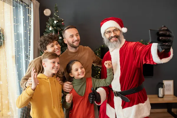 Kerstman nemen Selfie met familie — Stockfoto
