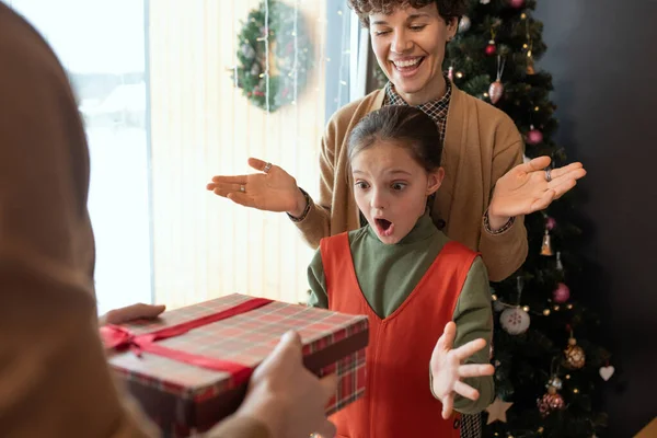 Şaşırmış Kız Ailesinden Noel Hediyesi Alıyor — Stok fotoğraf