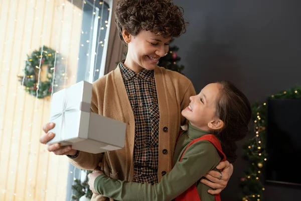 Glückliches Mädchen macht Mutter ein Weihnachtsgeschenk — Stockfoto