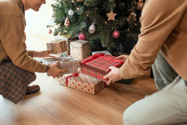 木の下でクリスマスプレゼントを積み重ねる — ストック写真