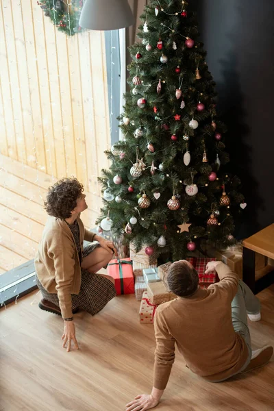 Paar kijkend naar de kerstboom — Stockfoto