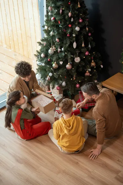 Ebeveynlerin çocuklarına Noel hediye vermek — Stok fotoğraf