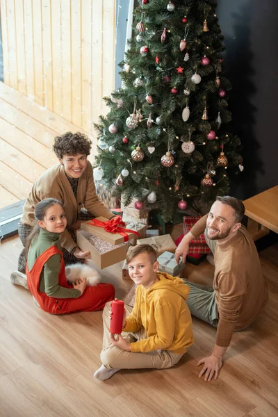 Familia contra árbol de Navidad —  Fotos de Stock