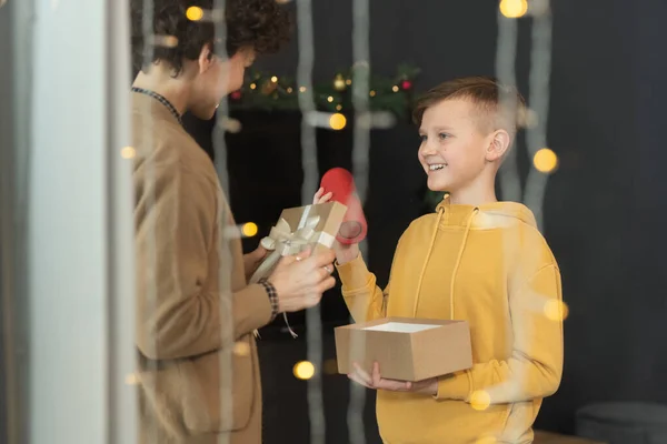 Jongen ontvangt Bluetooth Speaker in Gift — Stockfoto