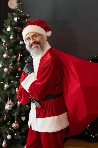 Robador de Santa positivo con saco rojo — Foto de Stock