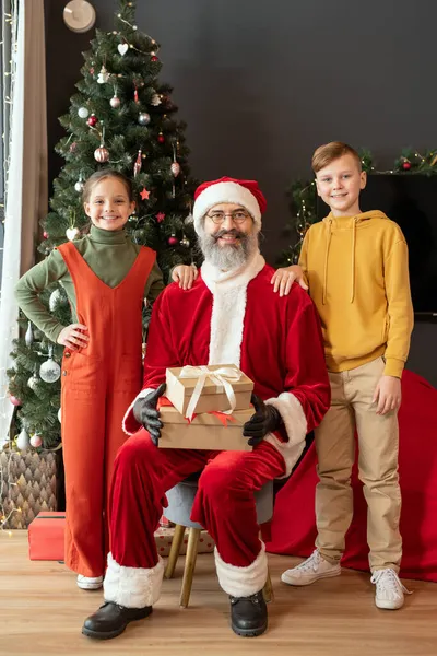 Retrato de Santa com presentes e crianças — Fotografia de Stock