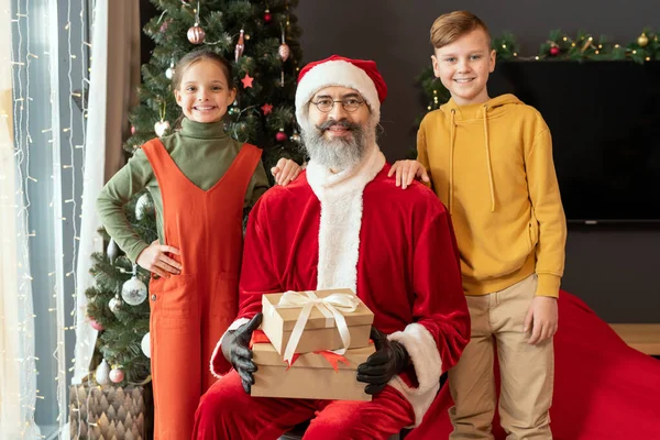 Crianças em pé no Papai Noel — Fotografia de Stock