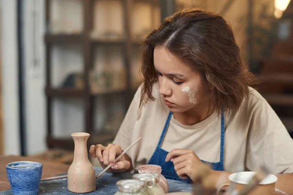 Mujer joven con pintura de pincel jarra hecha a sí mismo o olla — Foto de Stock