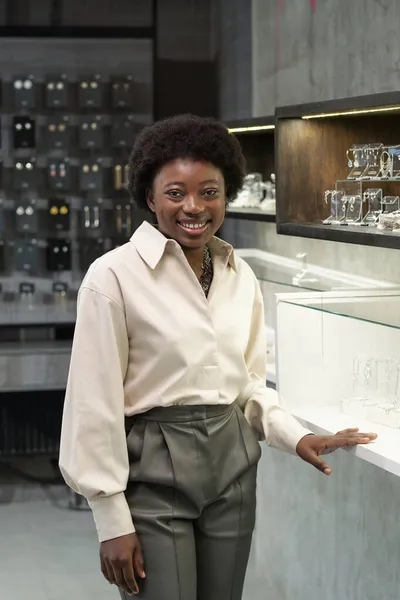 Gelukkig jong Afrikaans vrouw winkel assistent in sieraden boetiek — Stockfoto