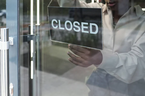 Κατάστημα βοηθός κρέμεται κλειστή πινακίδα πίσω από διαφανή πόρτα — Φωτογραφία Αρχείου