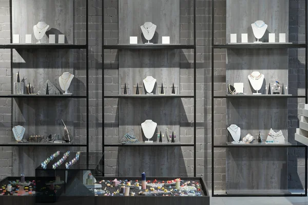 Onderdeel van het interieur van luxe juwelier met kettingen op displays — Stockfoto