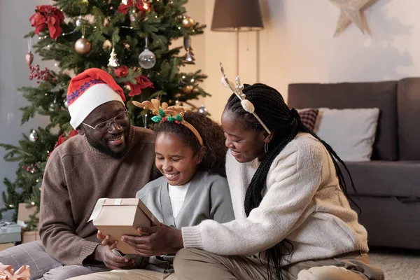 Jovem família africana feliz preparando presentes para o Natal — Fotografia de Stock