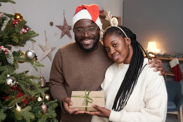 Feliz jovem casal africano em casualwear e xmas cap e headband — Fotografia de Stock