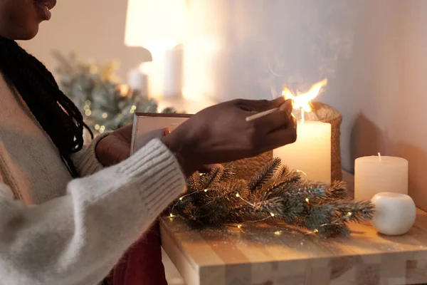 Mano de joven hembra de etnia africana encendiendo velas — Foto de Stock