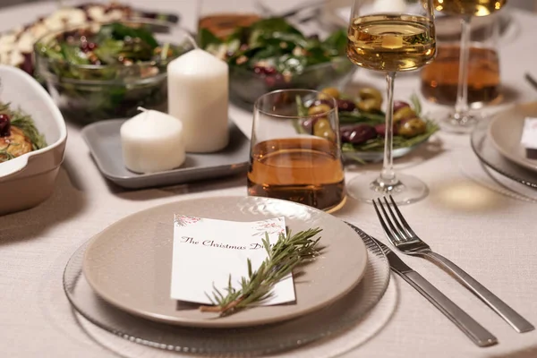 Součástí servírovaného slavnostního stolu s pohlednicí na talíři — Stock fotografie