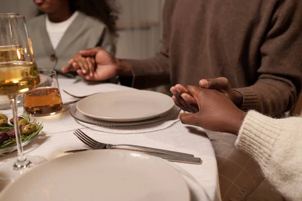 Unga par och deras dotter håller varandra i handen — Stockfoto