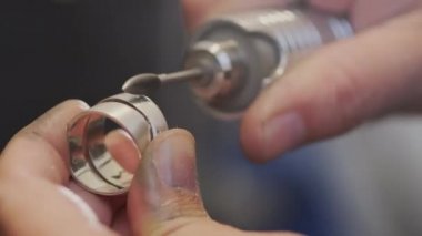 Esnek kuyu aracı ve metal halka kullanarak kadın elleri aşırı yakın çekim