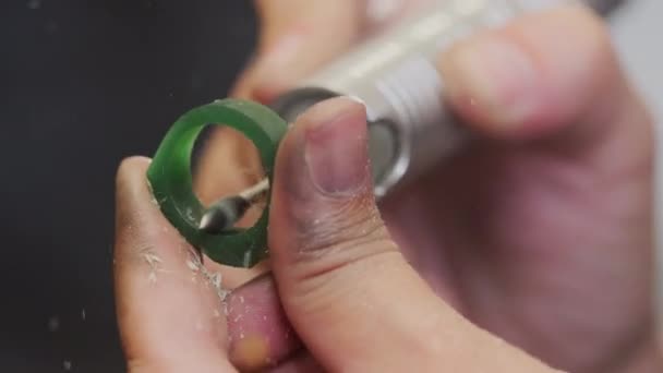 알아볼 수없는 보석상의 가까운 플럭스 도구를 사용하고 반지를 — 비디오