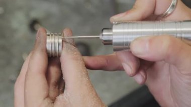 Esnek şaft aleti ve metal halka kullanarak tanınmayan kuyumculara aşırı yakın çekim
