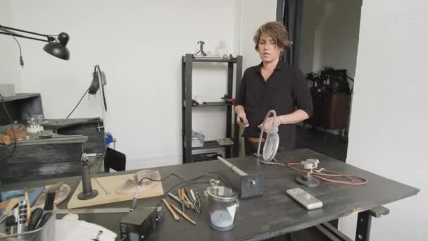 Mittlere Aufnahme Einer Juwelierin Die Ins Atelier Geht Und Sich — Stockvideo