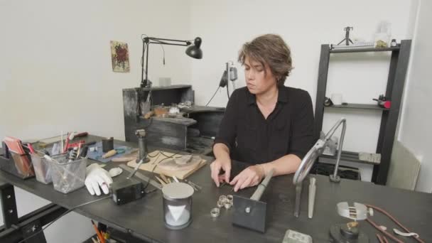 Mittlere Aufnahme Einer Juwelierin Die Der Werkbank Atelier Sitzt Und — Stockvideo